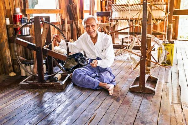 INLE LAKE, MYANMAR - 22 novembre 2015 : Le tissage à la main est un facteur — Photo