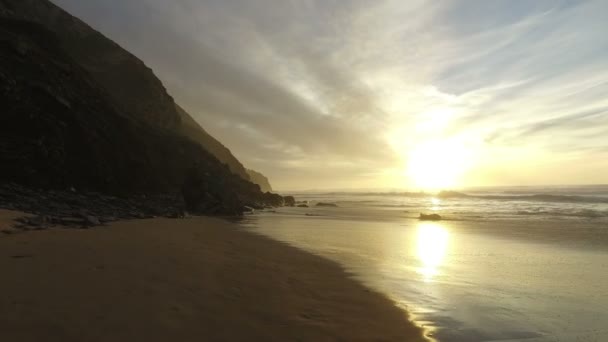 Auringonlasku rannalla Vale Figueirasissa Portugalissa — kuvapankkivideo