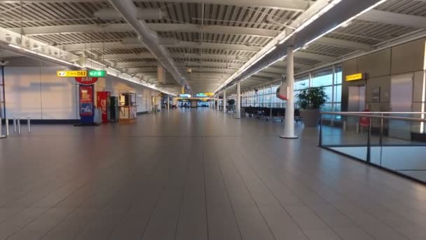 Перегляд ворота в аеропорту Схіпхол в Нідерландах — стокове відео