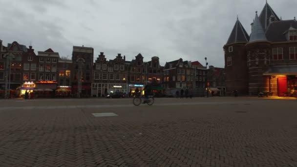 El Nieuwmarkt en Amsterdam Países Bajos por el crepúsculo — Vídeos de Stock