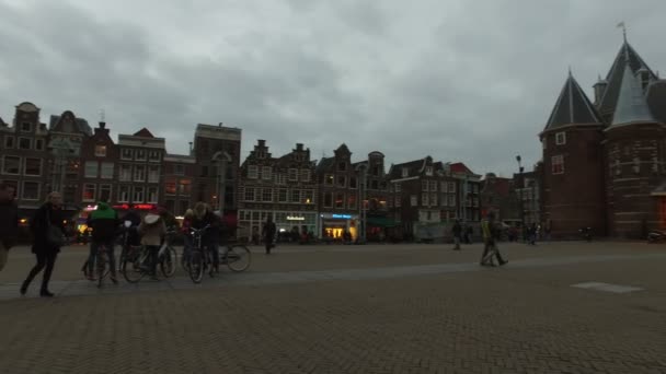 Nieuwmarkt i Amsterdam Nederländerna i skymning — Stockvideo