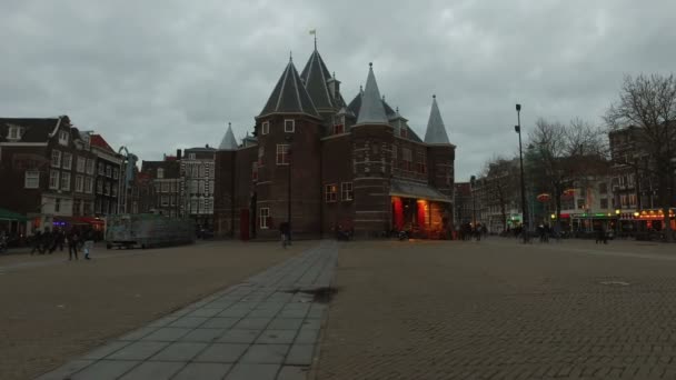 El Nieuwmarkt en Amsterdam Países Bajos por el crepúsculo — Vídeo de stock