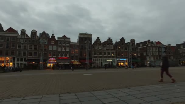 Nieuwmarkt i Amsterdam Nederländerna i skymning — Stockvideo