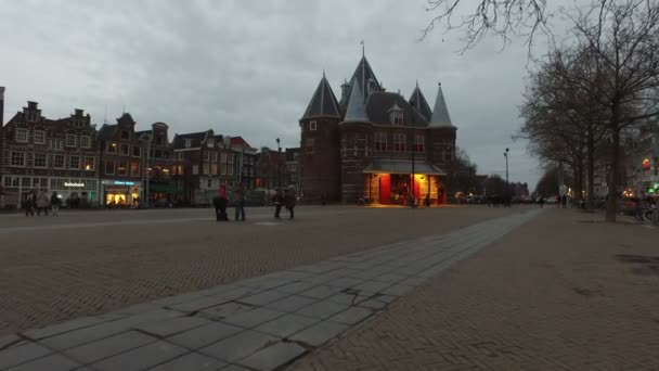 Nieuwmarkt i Amsterdam Nederländerna i skymning — Stockvideo