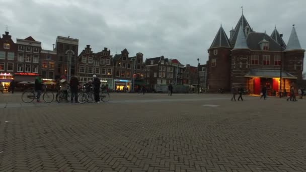 Nieuwmarkt i Amsterdam Nederländerna i skymning — Stockvideo