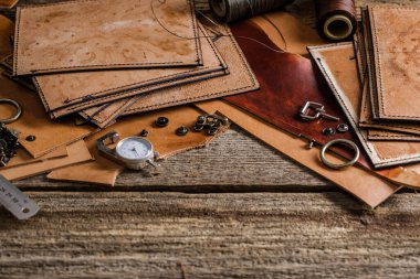 Eski ahşap masadaki deri el aletleri. Deri sanatları atölyesi.
