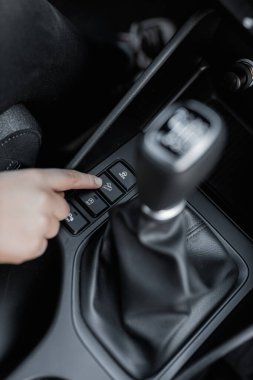 Yeni, modern bir arabanın iç görünüşü. Arabanın hızlandırma sisteminin kontrol düğmeleriyle fotoğrafını çek. Sentetik deri ve plastik kaplı arabanın içi.