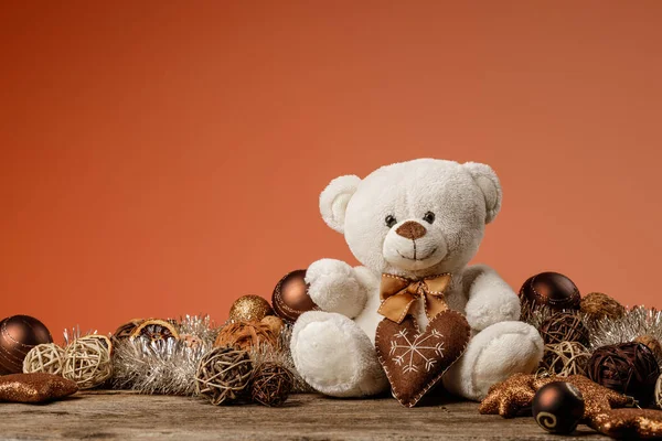 White or light brown adorable teddy bear with christmas decorations and gifts. Holiday concept with toy plush bear and christmass gifts on the wood table. — Stock Photo, Image