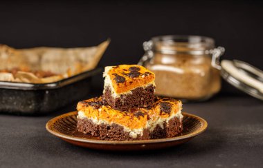 Peynir kremalı, kakaolu ya da çikolatalı lezzetli balkabağı pastası.