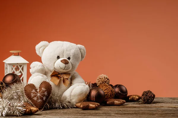 Ours en peluche adorable blanc ou brun clair avec décorations et cadeaux de Noël. Concept de vacances avec peluche jouet ours et cadeaux de Noël sur la table en bois. — Photo