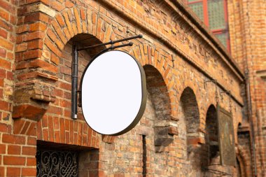 Gdansk 'taki eski tuğla binanın duvarında boş bir tekli tahta modeli var.