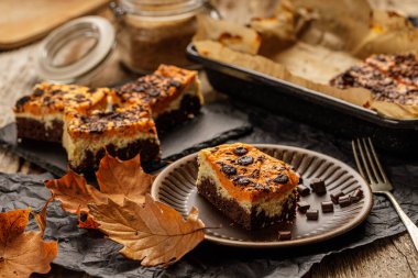 Peynir kremalı, kakaolu ya da çikolatalı lezzetli balkabağı pastası.