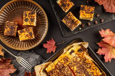 Peynir kremalı, kakaolu ya da çikolatalı lezzetli balkabağı pastası.