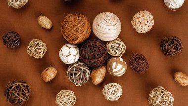 Kahverengi arka planda doğal, kısıtlı noel süslemeleri. Gümüşten öyle gölgeler ki, onları zinetlere boğardık. Metin için boş boşluk