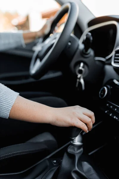 Junge Fahrerin Einem Modernen Auto Innenansicht Eines Neuen Autos Lederbezogene — Stockfoto