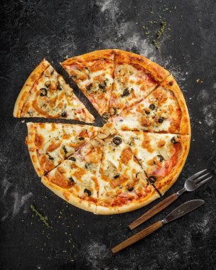 Pizza ile restoran menüsü konsepti. Ev yapımı İtalyan pizzası.