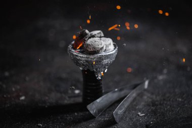 Seramik nargile ya da alüminyum folyolu ya da ince folyolu, parlak sıcak kömürlü su borusu başlığı.