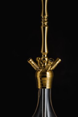 Modern minimalist nargilesinin yakın plan detayları. Sheesha ya da su borusu parçaları siyah arkaplanda izole edilmiş.