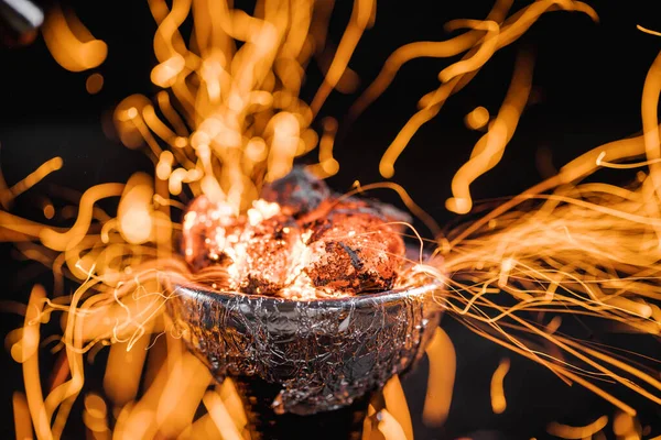 Primo piano di un narghilè di ceramica o di una testa di tubo dell'acqua con foglio di alluminio o lamina sottile, carbone caldo scintillante — Foto Stock