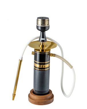 Ayrı taşınabilir nargile ya da beyaz arka planda geleneksel el yapımı desenli su borusu.