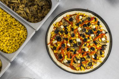 Mutfakta geleneksel İtalyan pizzası yapıyorum.