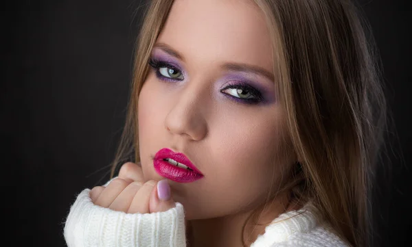 Jovem modelo loira bonita com maquiagem atraente — Fotografia de Stock