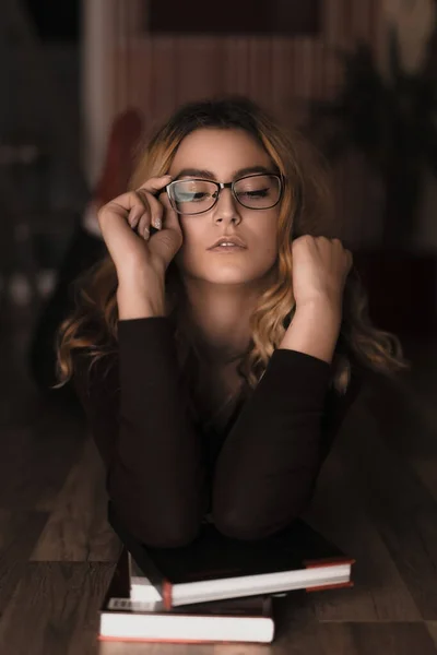Giovane bella modella femminile in posa con gli occhiali — Foto Stock