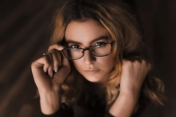Ung vacker kvinnlig modell poserar med glasögon — Stockfoto