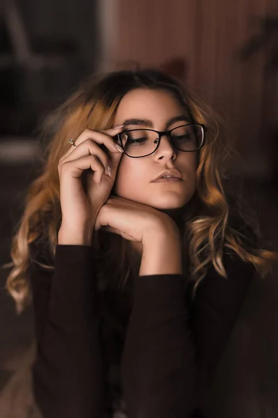 Νεαρή όμορφη γυναίκα μοντέλο ποζάρουν με γυαλιά — Φωτογραφία Αρχείου