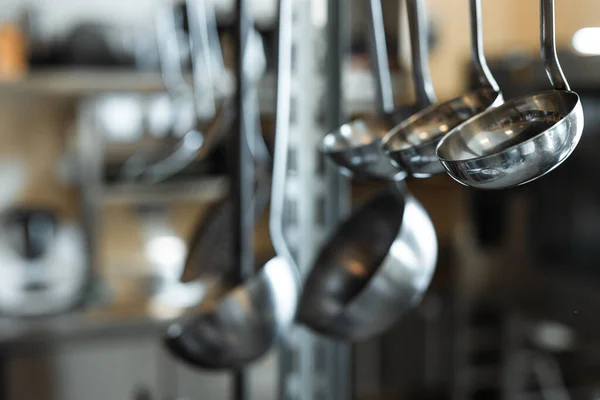 Pendurado conchas na cozinha — Fotografia de Stock