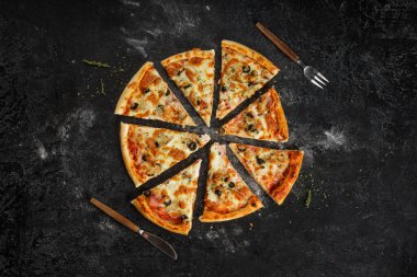 Düz pizza dilimleri. Mantar, peynir ve zeytin gibi lezzetli malzemeler..