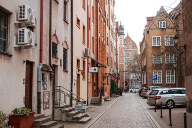 Polonya 'nın eski Gdansk kasabası Polska ve güzel eski Polonya stili evleri olan motlawa nehri..