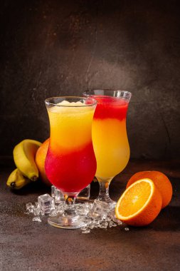 Meyveli kokteyllerde nefis soğuk, rengarenk smoothie içecekler