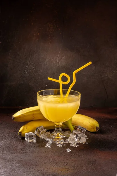 Deliciosa bebida refrescante fría de batido de ananas en copa de cóctel con plátano — Foto de Stock