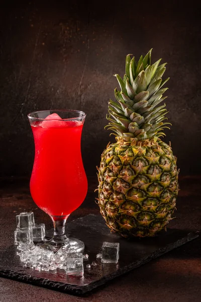 Deliciosa bebida refrescante fría en copa de cóctel con frambuesa y ananas — Foto de Stock