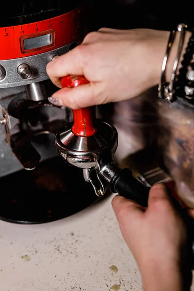 Großaufnahme einer roten Kaffeemaschine. Barista bereitet Kaffee zu — Stockfoto