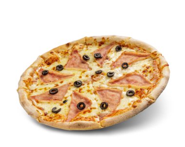 Beyaz arka planda izole edilmiş peynirli ve domates soslu pizza. Lezzetli zeytin ve jambon soslu..