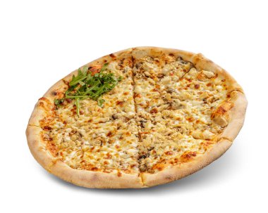 Beyaz arka planda izole edilmiş peynirli ve domates soslu pizza. Tavuk yemeği ve parmesan sosu..