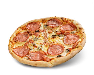 Beyaz arka planda izole edilmiş peynirli ve domates soslu pizza. Zeytin ve salam..