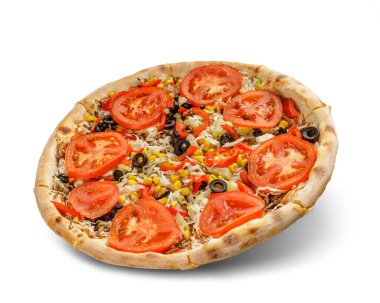 Beyaz arka planda izole edilmiş peynirli ve domates soslu pizza. vejetaryen sosu.