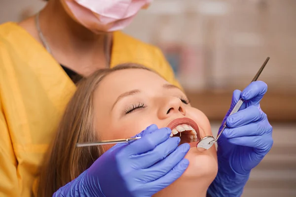 Piękna młoda blondynka zęby są sprawdzane w stomatologii — Zdjęcie stockowe