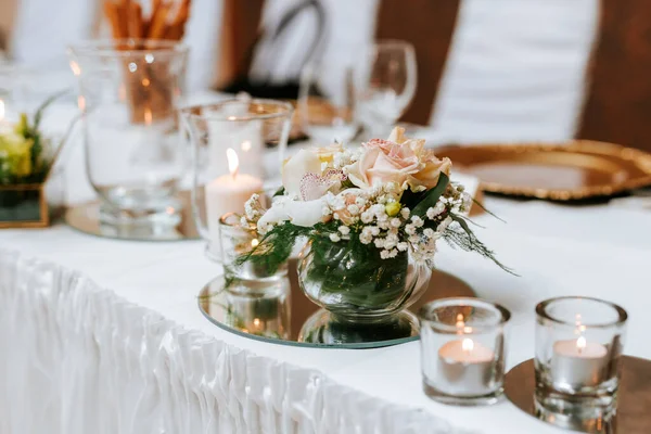 Διακόσμηση Γάμου Λευκά Λουλούδια Κεριά Και Ποτήρια Για Ποτά Εικόνα Αρχείου