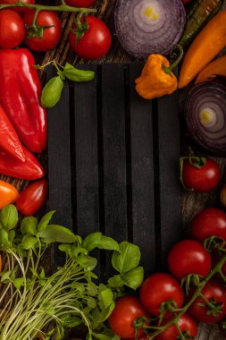 Siyah çizgili palette servis edilen lezzetli sebzeler.