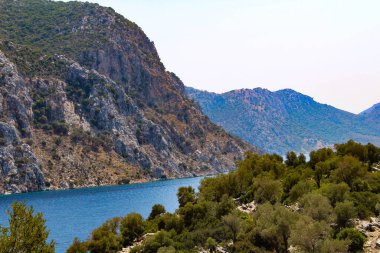 Kamelya Adası 'ndan Ege Denizi' ne bakan bir panorama. Türk adası. Dağlar ve turkuaz deniz manzarası harika.