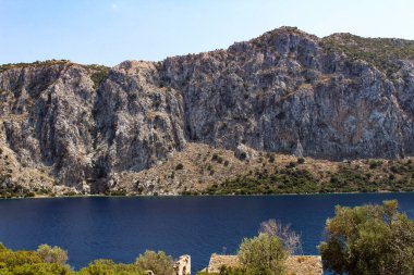 Kamelya Adası 'ndan Ege Denizi' ne bakan bir panorama. Türk adası. Dağlar ve turkuaz deniz manzarası harika.