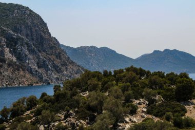 Kamelya Adası 'ndan Ege Denizi' ne bakan bir panorama. Türk adası. Dağlar ve turkuaz deniz manzarası harika.
