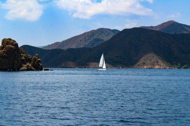 Ege Denizi 'nde beyaz yelkenli bir gemi.