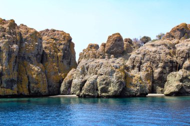 Türkiye, Ege Denizi 'ndeki Jagged Adası. Aşkın Mağarası. Romantik bir geçmişi olan bir ada. Güzel mağaralar, deniz manzarası, dağlar, mağaralar ve kayalar..