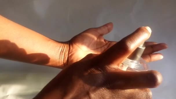 Braune Weibliche Hände Mit Blauem Händedesinfektionsspray Sie Sprüht Auf Ihre — Stockvideo