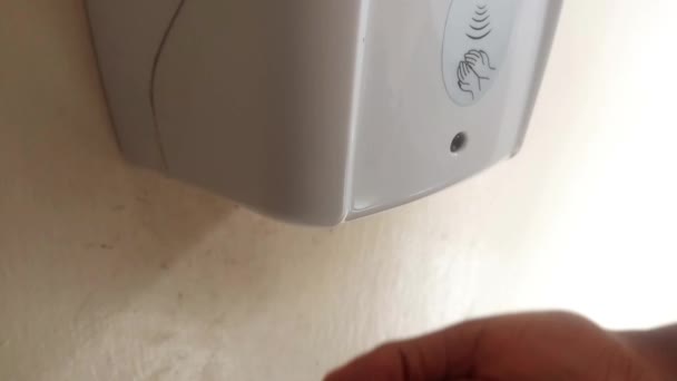 Une Main Brune Aide Distributeur Automatique Désinfectant Monté Sur Les — Video